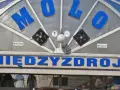 Napis "MOLO" i "MIĘDZYDROJE" na budynku, który może być częścią Alei Gwiazd w Międzyzdrojach.