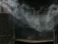 Dentro di un camino, il fuoco brucia legna, ma il fumo denso e bianco si diffonde all'esterno, creando un'atmosfera suggestiva.
