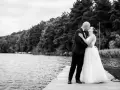 Para młoda całuje się na pomoście. Zastanawiasz się, ile kosztuje fotograf na wesele? Taka sesja to piękna pamiątka.