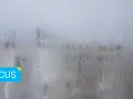 Condensa su un vetro, come quella che un fan coil deumidificatore potrebbe eliminare per una visione chiara.