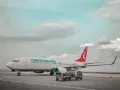 Samolot Turkish Airlines na płycie lotniska. Czy to lot czarterowy? Czekamy na pasażerów.