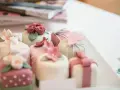 Urocze mini deserki, idealne na tort panieński. Różowe różyczki, kwiaty i kokardki zdobią słodkości.