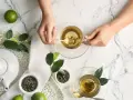 Delikatna zielona herbata w ciąży, parzona z liści, z dodatkiem limonki. Chwila relaksu.
