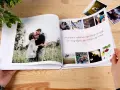 Otwarta fotoksiążka z romantycznymi zdjęciami pary i cytatem o miłości. Idealne miejsce na ciekawe teksty do fotoksiążki, które podkreślą Wasze wspomnienia.