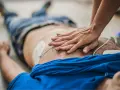 Kiedy użyć defibrylatora? Kluczowe informacje ratujące życie