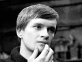 Młody Andrzej Miś, zamyślony, z palcem przy ustach. Jego życiorys to fascynująca historia.
