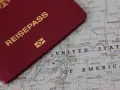 Ein roter Reisepass liegt auf einer Karte der USA. Perfekt für deinen **Gap Year USA** Traum!
