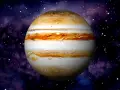 El planeta Júpiter, con sus bandas de gas anaranjadas y blancas, flota en el espacio profundo, rodeado de nebulosas púrpuras y estrellas.
