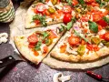 Pyszna pizza na cienkim cieście z pomidorkami, jalapeno i rukolą. Idealna na spotkanie z przyjaciółmi.