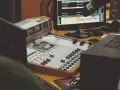 Konsola DJ-a i ekran z listą utworów, gdzie można usłyszeć najwięksi twórcy muzyki elektronicznej.