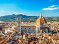 Widok na Florencję, jedno z najpiękniejszych miejsc w Europie, z katedrą Santa Maria del Fiore i dzwonnicą Giotta na tle wzgórz.