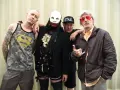 Członkowie Limp Bizkit, gotowi by break stuff, pozują do zdjęcia. Jeden w koszulce z Supermanem, drugi w masce, trzeci w czapce "Lethal", a czwarty z mikrofonem.