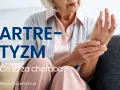 Starsza kobieta trzyma się za nadgarstek, cierpiąc z powodu artretyzmu. Napis "ARTRETYZM. Co to za choroba?" informuje o problemie.