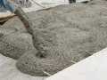 Coulée de béton frais d'une toupie 7m3. Le prix de ce volume est compétitif pour vos projets.
