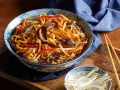 Jak zrobić makaron chow mein w 30 minut - prosty przepis krok po kroku