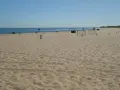 Piękna plaża w Gdańsku, idealne miejsce, gdzie na spacer. W tle widać morze i niebo.