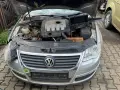 Silny Volkswagen z otwartą maską, silnik widoczny. Zastanawiasz się, ile kosztuje wystawienie samochodu na OLX?