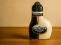 Dwukomorowa butelka Sheridan's, idealna do serwowania. Jak pić Sheridan's? Najpierw wlej biały likier, potem ciemny.