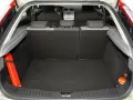 Bagażnik Ford Focus MK2 1.6 TDCI gotowy na podróż. Widoczne siedzenia, apteczka i gaśnica.
