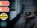 Ett par sover lugnt i mörkret medan en luftfuktare sovrum står bredvid sängen, med utmärkelser som "Bäst i test" och "Särskilt rekommenderad".