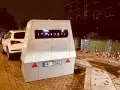 Mobile Blitzer-Anhänger mit Kennzeichen HH 70082 am Straßenrand. Vorsicht, hier drohen hohe Blitzer Kosten!
