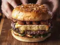 Burger Drwala w domu: Jak usmażyć ser, by nie wypłynął?