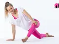Donna in posa yoga, con leggings rosa, ideale per chi ama yoga e corsa.