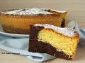 Una fetta di torta da colazione morbidissima bicolore, al cacao e vaniglia, cosparsa di zucchero a velo.