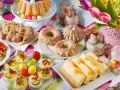 Co na śniadanie wielkanocne? Sernik, babka, pączki, jajka faszerowane, kiełbaski i sałatka.
