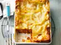 Herzhaftes Lasagne Rezept mit goldbrauner Käsekruste, bereit zum Servieren. Ein Stück fehlt bereits!