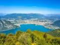 Panoramica mozzafiato del lago e della città, un vero balcone d'Italia in moto, con montagne sullo sfondo.