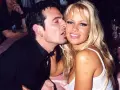 Tommy Lee całuje w policzek Pamelę Anderson.