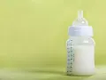 Butelka z mlekiem i miarką. Pamiętaj, co ile wymieniac smoczki w butelkach, by zapewnić higienę.