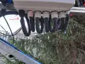 Przewody solarne w peszlu i bez, podłączone do skrzynki. Czerwone strzałki wskazują na połączenia.
