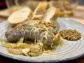 Kiełbasa zapiekana z cebulą i serem – prosty przepis na pyszne danie