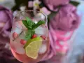 Orzeźwiający gin z różową lemoniadą, z dodatkiem limonki, mięty i truskawek, w kontraście do klasycznego gin z tonikiem.