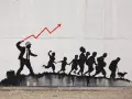 Œuvre de Banksy à New York : un homme d'affaires frappe une flèche de graphique économique ascendante, menant une file de silhouettes d'enfants et d'adultes.