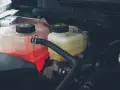 Liquido radiatore sotto il minimo? Potrebbe indicare una perdita. Controlla il livello e rabbocca se necessario per evitare surriscaldamenti.