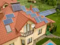 Dom z panelami fotowoltaicznymi na dachu. Instalacja fotowoltaiczna to inwestycja, która pozwala na odliczenie fotowoltaiki od podatku, obniżając rachunki.