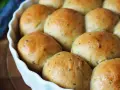 Frisch gebackene, goldbraune Brötchen mit Kräutern, bereit zum Genießen. Ein perfektes kleines Brot backen für jeden Anlass.