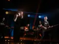 Zespół rockowy na scenie: wokalistka, gitarzysta, basista, perkusista i klawiszowiec. Koncert jak z listy zespoły rockowe zagraniczne alfabetycznie.
