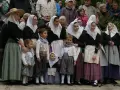 Dzieci w tradycyjnych strojach, jakby z obrazka "co przywieźć z Majorki".