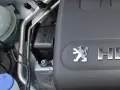 Widoczna uszkodzona poduszka silnika w samochodzie Peugeot.