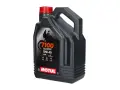 Czarny kanister z olejem Motul 7100 10W-40. Idealny wybór dla motocyklistów, którzy zastanawiają się nad wyborem między Motul 5100 czy 7100.