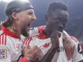 Jugadores del Sevilla FC celebran un gol contra el Atlético de Madrid. Uno grita con euforia, el otro reflexiona.