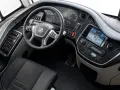 Wnętrze autobusu Irizar z kierownicą, panelem sterowania i ekranem multimedialnym.
