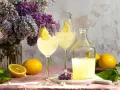 Erfrischender Limoncello mit frischen Zitronen, Eis und einem Hauch von Flieder. Die perfekten Zutaten für einen Sommerabend.