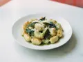 Gnocchi z masłem i szałwią przepis. Pyszne, złociste kluseczki ziemniaczane, polane aromatycznym sosem z masła i szałwii, posypane parmezanem.