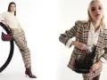 Due modelli mostrano idee outfit ufficio inverno: uno con maglione a collo alto, pantaloni a quadri e borsa bordeaux; l'altro con blazer a quadri, camicia bianca e borsa nera.