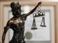 Statua della Giustizia con bilancia, simbolo di chi ha conseguito la laurea in legge o giurisprudenza.